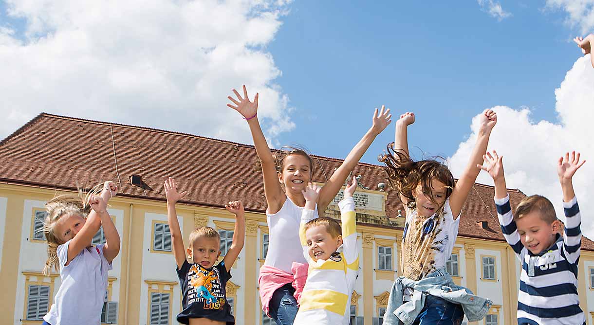 Kinder vor Schloss Hof