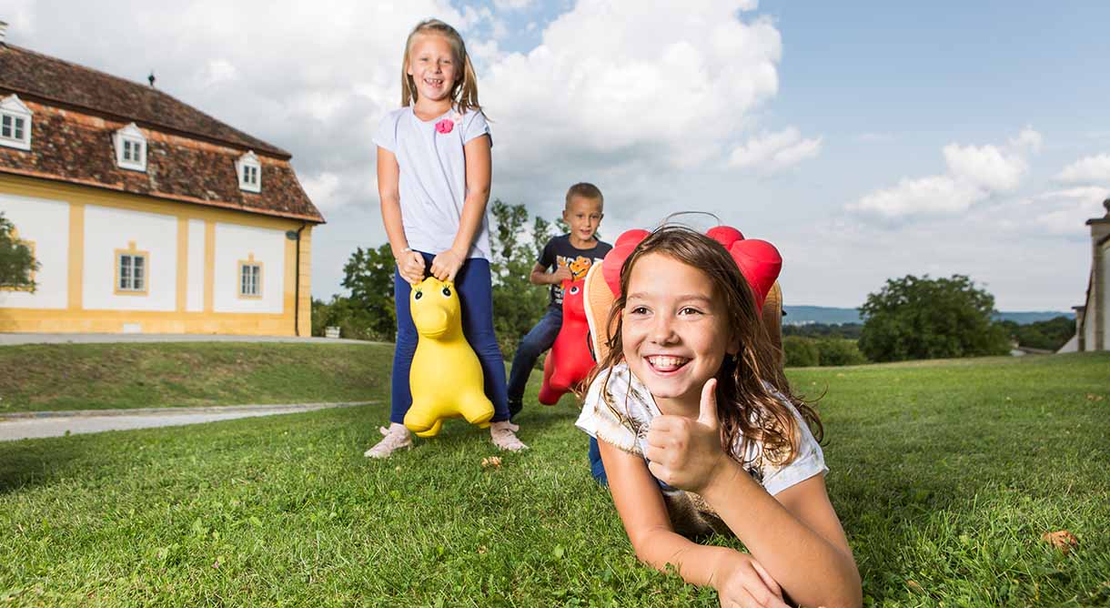 Kinder vor Schloss Hof