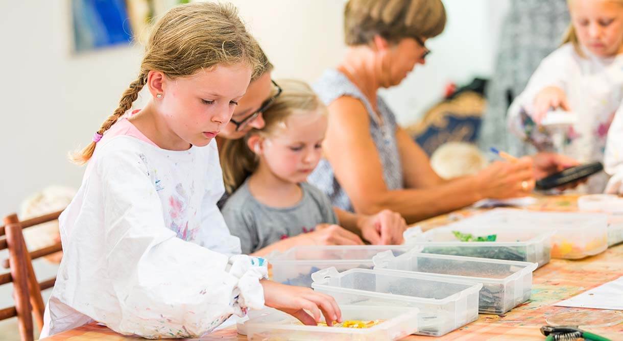 Kinder beim Basteln