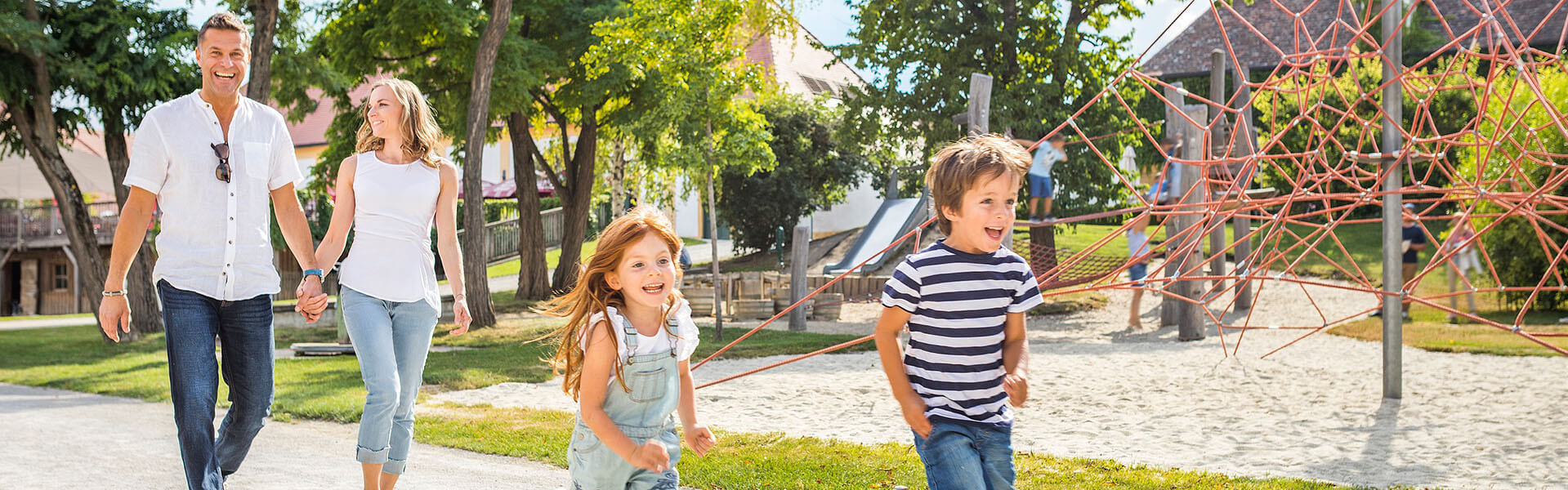 Familie am Spielplatz